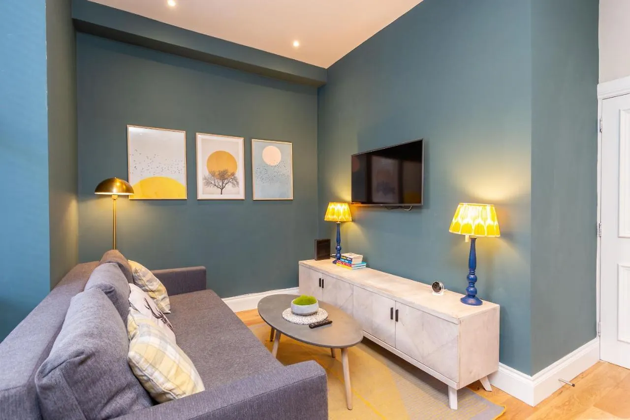 Royal 2Bed Apartment City Center EDI 0*,