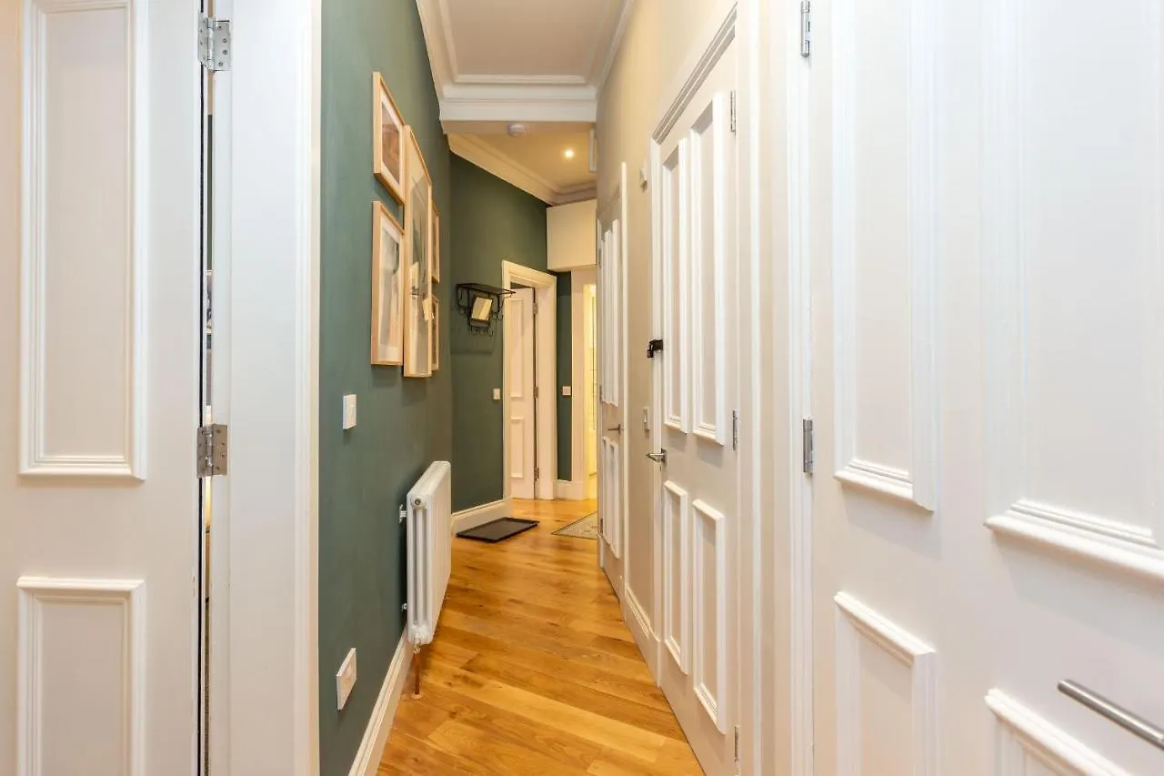 Royal 2Bed Apartment City Center EDI 0*,