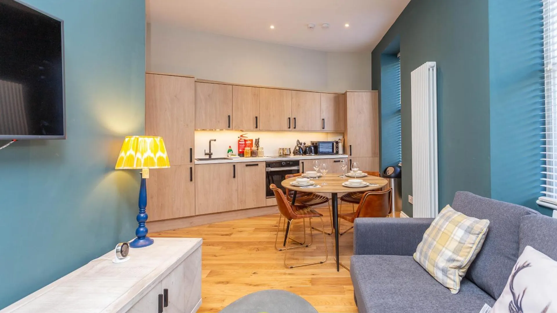 Royal 2Bed Apartment City Center EDI